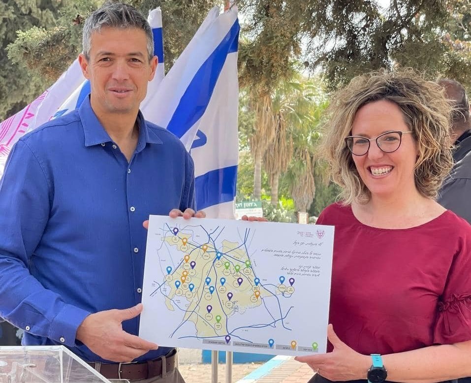 שר התקשורת יועז הנדל חנך את הנחת הסיבים האופטיים במושב עזריה. בהמשך למכרז שהובילה המועצה לפריסת סיבים אופטייים, אליו הצטרפו 45 רשויות ויחד הושג מחיר חסר תקדים, החלה הפריסה ביישובי המועצה. השבוע שמחנו לארח את שר התקשורת יועז הנדל שהגיע לעמוד מקרוב על פריסת הסיבים האופטיים במועצה ולחנוך את הנחת הסיבים במושב עזריה. השר שם למטרה לחבר את כל מדינת ישראל לסיבים אופטיים, גם ביישובים כמו שלנו, היכן שזה לא כלכלי לחברות התקשורת. בטקס במעמד השר השתתפו אלי בסעד, יו״ר הוועד המקומי; דורון טוויג, יו״ר ועד האגודה; וישראל כהן, נציג עזריה היוצא במליאת המועצה. לאחר מכן התארח השר במחלבת עברי ושוחח עימנו על עציד החקלאות הישראלית. את פריסת הסיבים מובילה חברת 019 Mobile וכבר פורסת בימים אלה בפריסה בבית חשמונאי, עזריה וכפר שמואל; ובקרוב תתחיל העבודה גם במשמר דוד, סתריה, כפר בן נון, מצליח, גני הדר ורמות מאיר. במחצית השנייה של שנת 2022 יפרסו משמר איילון, בית עוזיאל, גני יוחנן, כפר בילו, יציץ, יד רמבם, ישרש, פדיה, שעלבים ופתחיה.