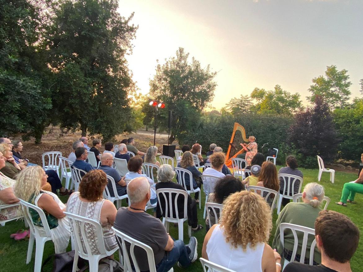 תמונה מתוך מופע מנגינות בגינות