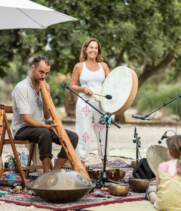 תמונה של איש מנגנת על כלי הקשה ואיש מנגן בכלי נשיפה