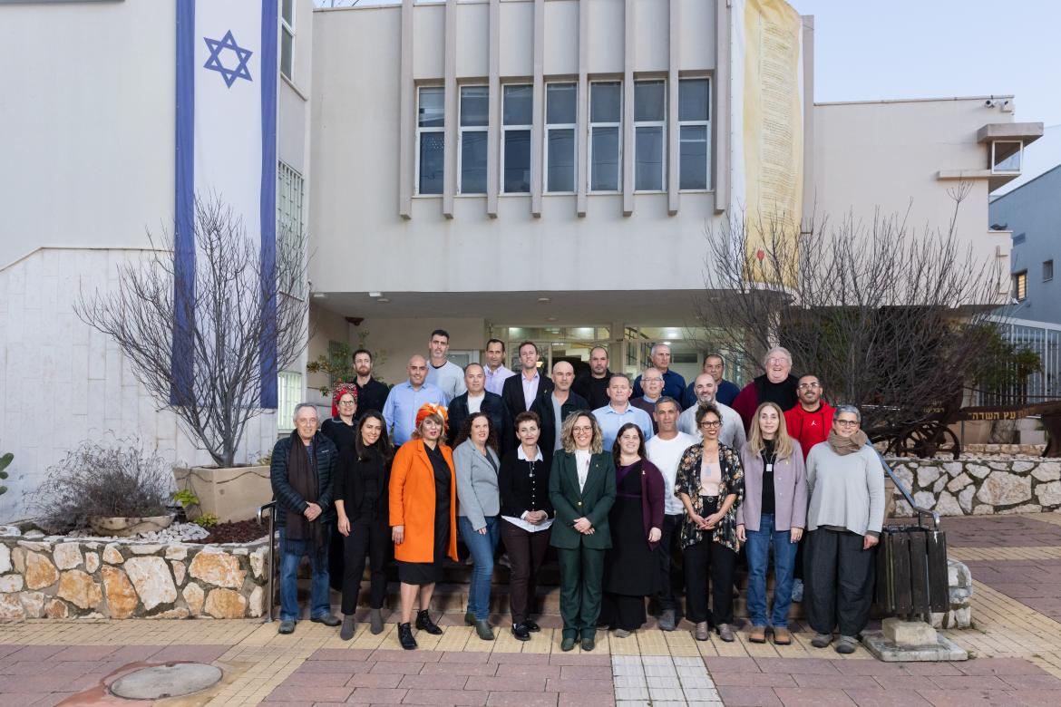 תמונה של חברי מליאת המועצה עומדים יחד 