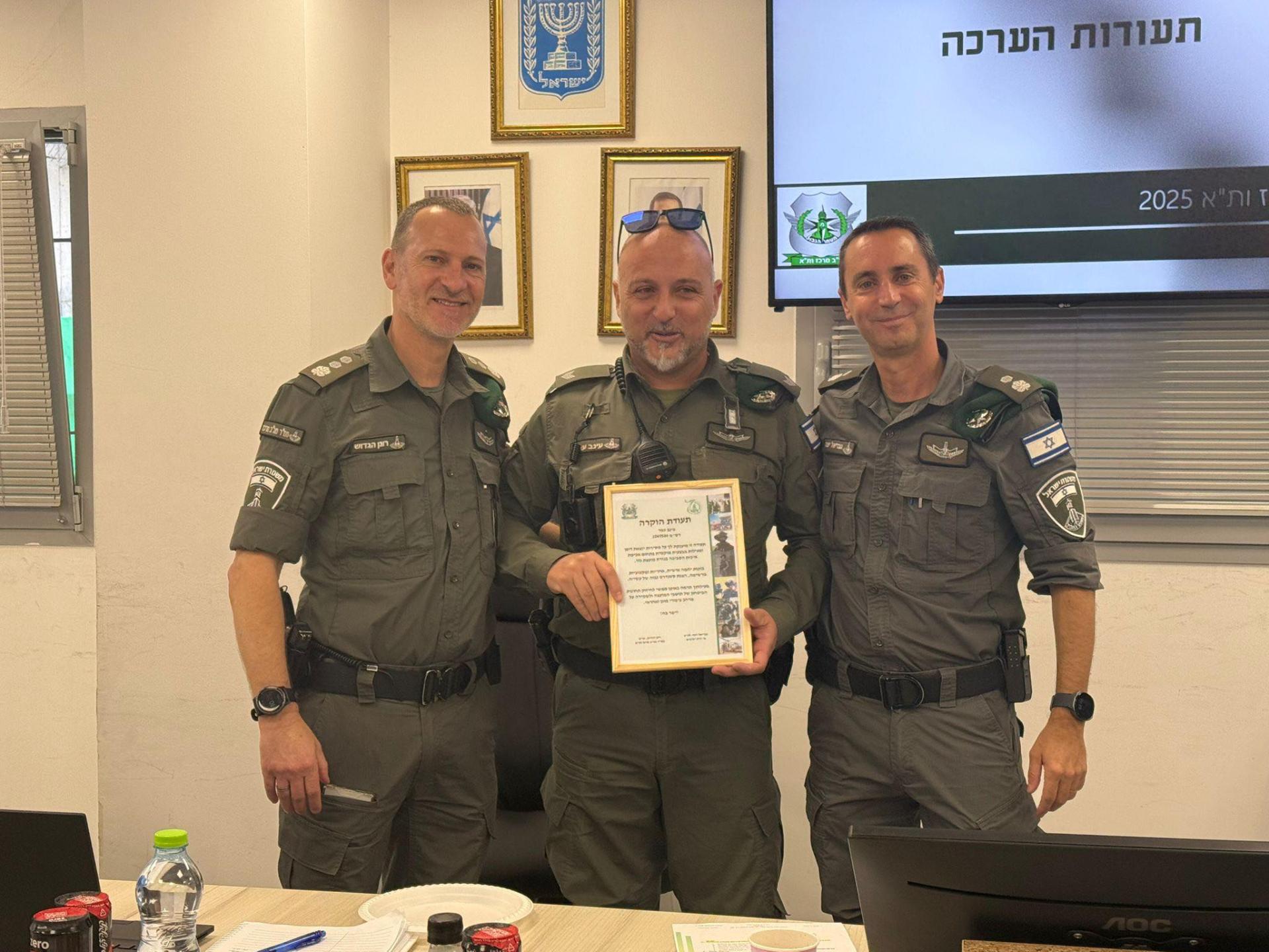 רסב עינב עמר מקבל תעודת הוקרה