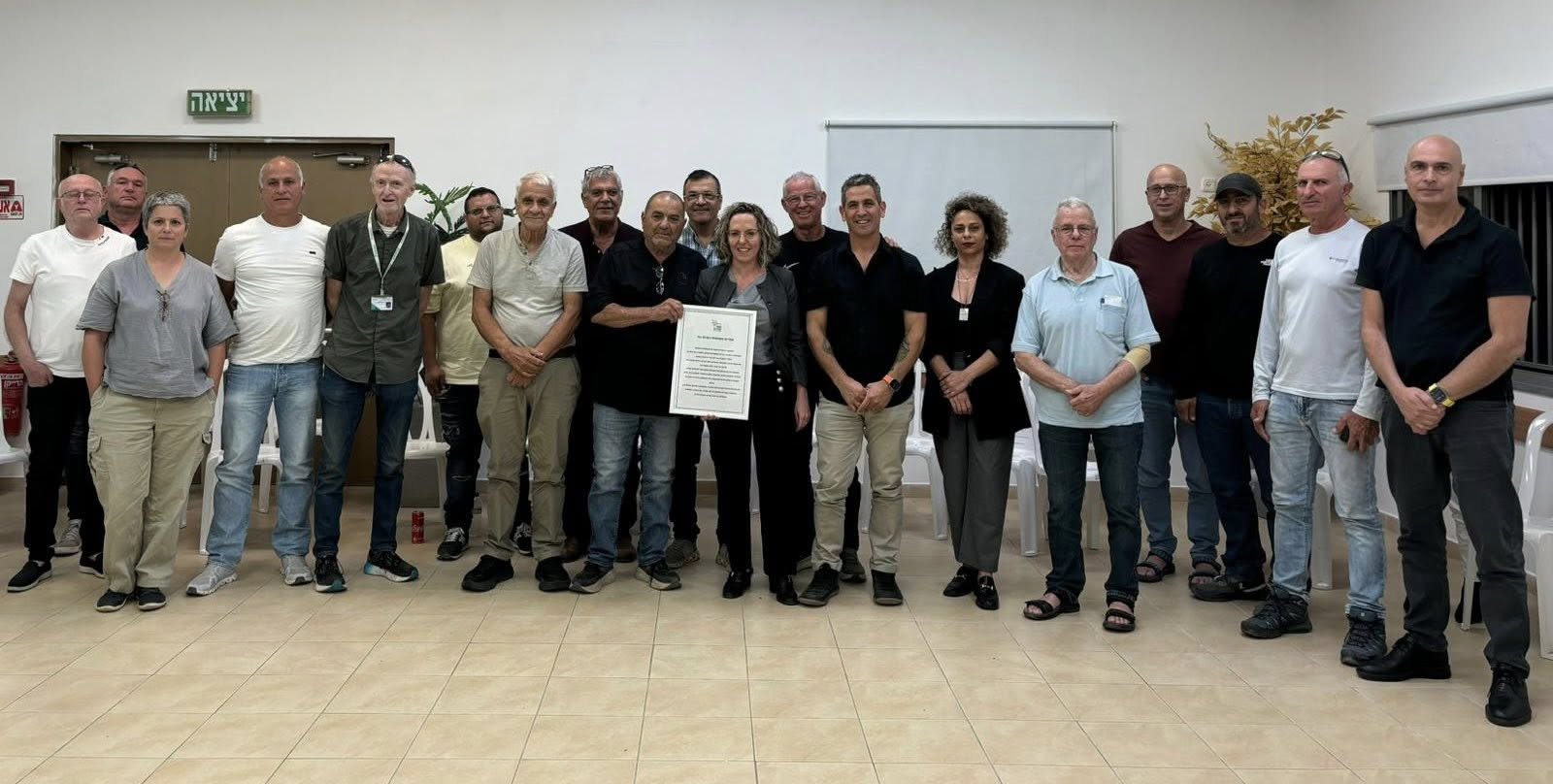 תמונה של אנשים עומדים ליד האמנה