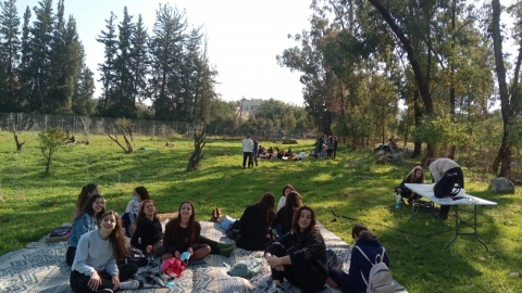 ילדים בשביל גזר.jpg