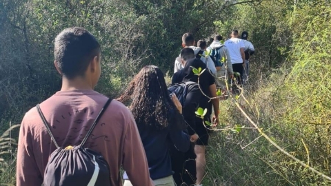 ילדים הולכים בשביל.jpg