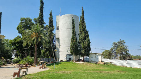 תמונה של מגדל המים בחולדה1.png