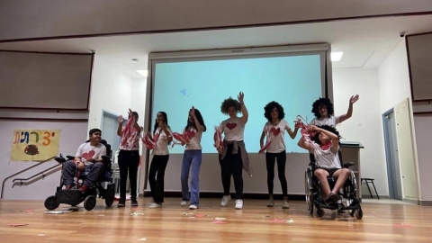 תמונה מתוך טקס סיום שנה של תנועת הנוער כנפיים של קרמבו.jpg