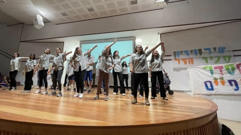 תמונה מתוך טקס סיום שנה של תנועת הנוער כנפיים של קרמבו2.jpg
