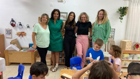 תמונה של הצוות החינוכי עם ראשת המועצה מנהלת אגף חינוך ומנהלת מחלקת קדם יסודי במועצה בגן המדעי.jpg