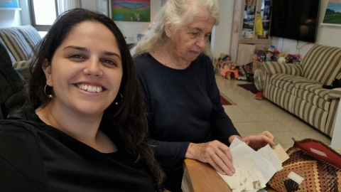 תמונה של מתנדבת במרכז יום לקשיש.jpg