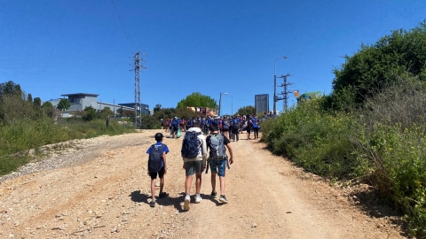 תמונה של ילדים עם חולצות כחולות הולכים.jpg