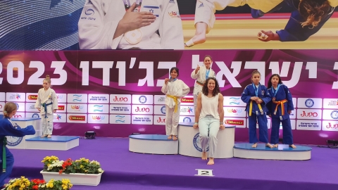 הילדים   שזכו עומדים   על הפודיום.jpg