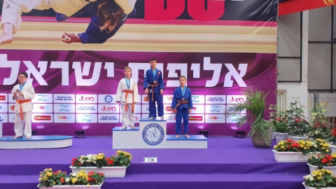 הילדים  שזכו עומדים על הפודיום ומצתלמים.jpg