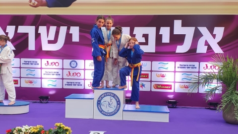 הילדים שזכו עומדים   על הפודיום.jpg