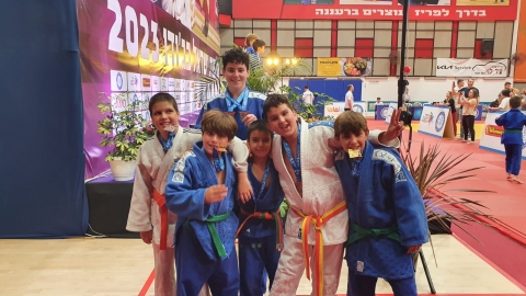 הילדים שזכו מצתלמים.jpg