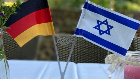 תמונה של דגל ישראל לצד דגל גרמניה במשלחת.jpg