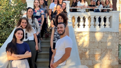תמונה קבוצתית של משתתפי התכנית עם רותם ידלין וכרמל טל.jpg
