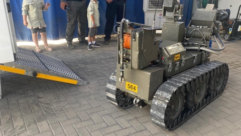 משתתפי  ניידות המשאלות נחשפים לרובוט המשטרתי.jpg