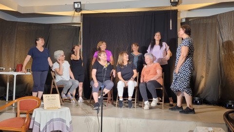 תמונה של המשתתפות  בתאטרון הקהילתי.jpg