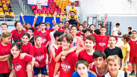 תמונה של משתתפי מחנה כדורסל בפעילות.jpg