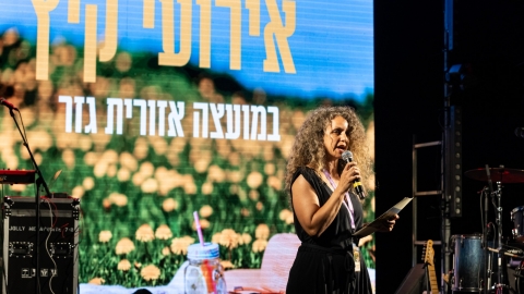 תמונה של מיה מנהלת התרבות במועצה על הבמה.jpeg