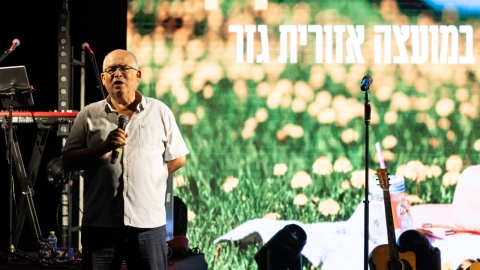 תמונה של יהודה שנייויס סגן ראשת המועצה על הבמה.jpeg