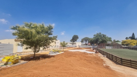 תמונה משיפוץ חצר קרית החינוך.jpg