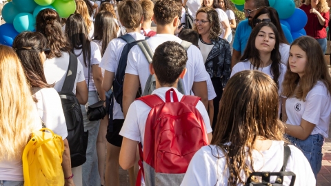 תמונה של ילדי חטיבות הביניים והתכינוים נכנסים לבית הספר בשער בלונין שעליו כתוב שנה טובה.jpg