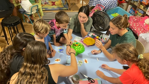 תמונה של ילדים בפעילות יצירה.jpg