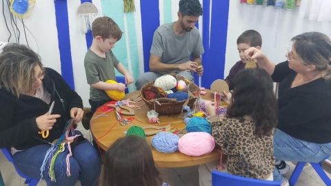 ילדים עושים יצירות במרכז המדעי.jpg