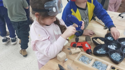 שני ילדים משחקים במקדחה וברגים.jpg