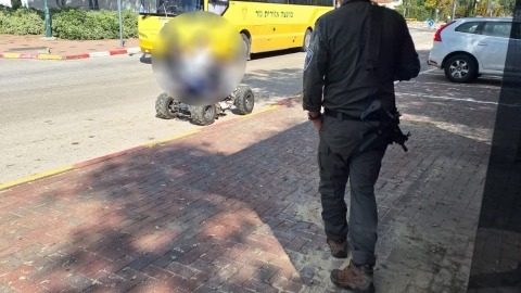 שוטר מגב ניגש לטרקטורן וברקע אוטובוס צהוב שרשום עליו מועצה אזורית גר.jpeg