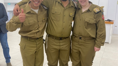 שלושה חיילים במדים מחובקים ומחייכים.jpeg