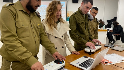 שלושה אנשים מנגנים בארקנה.jpeg