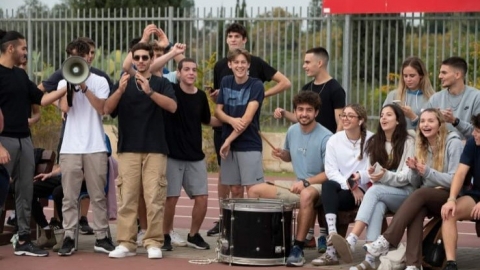ילד יושב עם תוף ומסביבו ילדים נוספים.jpg