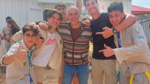 ילדים מחובקים עם מדים של תנועת הנוער צופים.jpg