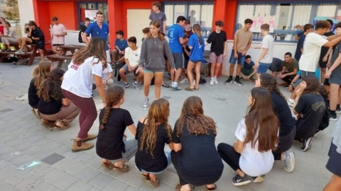 ילדים יושבים במעגל.jpg