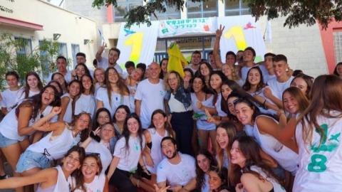 ילדים מחובקים לובשים חולצות לבנות.jpg