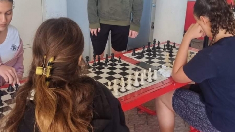 ילדים משחקים בשחמט.jpeg