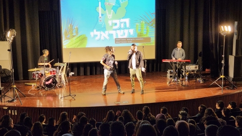 זמרים שרים על במה.jpg