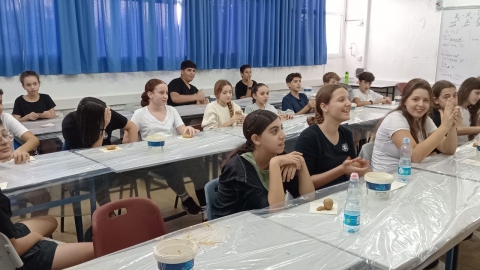 ילדים יושבים ליד שולחנות בכיתה.jpg