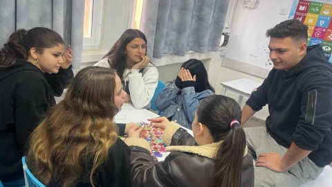 ילדים יושבים במעגל ומשחקים.jpg