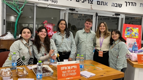 אנשים סביב דוכן של עוגות של כנפיים של קרמבו.jpeg