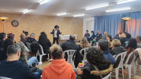 אישה שמרצה לאנשים.jpg