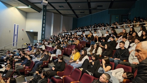 תלמידים יושבים מקשיבים להרצאה.jpg
