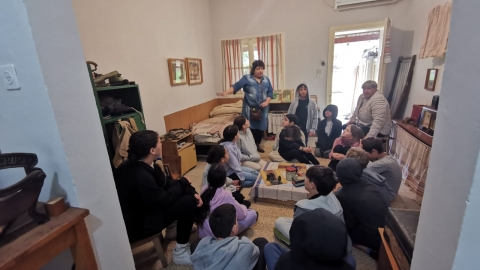 ילדים יושבים על הריצפה סביב שולחן נמוך.jpg