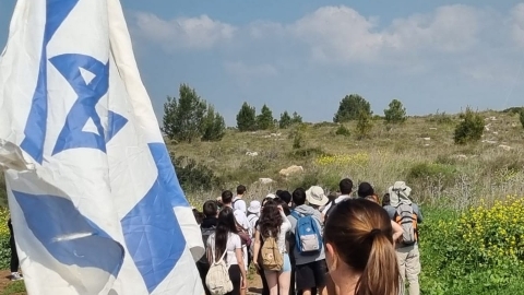 ילדים הולכים ומחזקים דגל ישראל.jpg