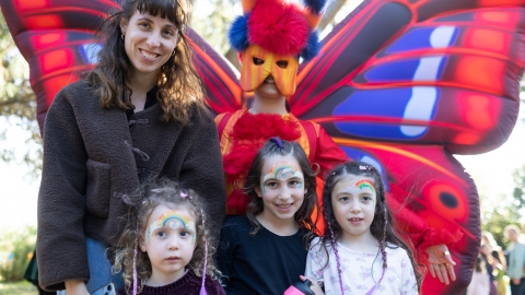 ילדים מאופרים מצתלמים עם דמות של פרפר.jpg