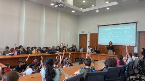 ילדים יושבים על כיסאות בתוך חדר הישיבות במועצה.jpg