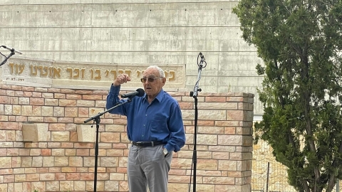 אדם עומד ומדבר למיקרופון.jpg