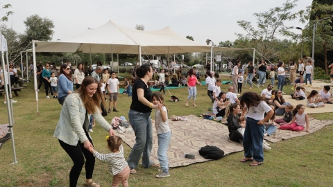 ילדים  ואנשים רוקדים על דשא.jpg
